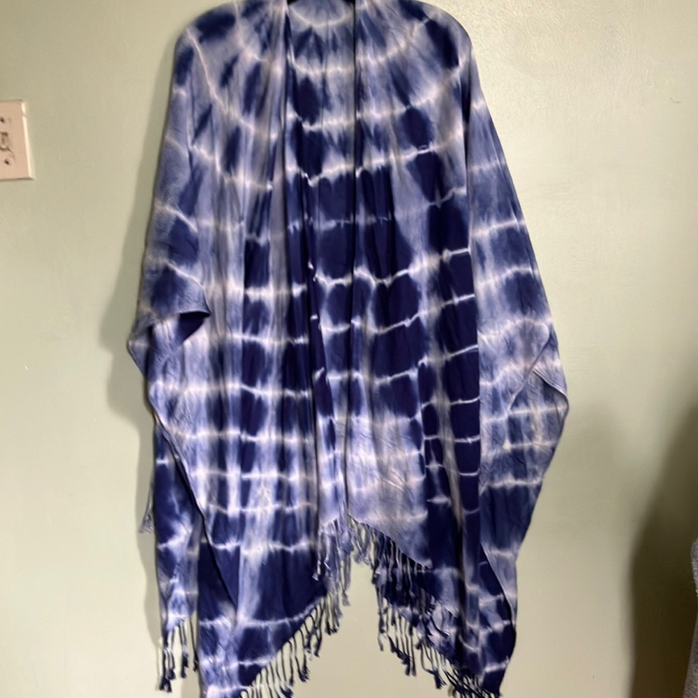 Tide dye blue with white shawl. Size 0, but I have worn and I’m a large.